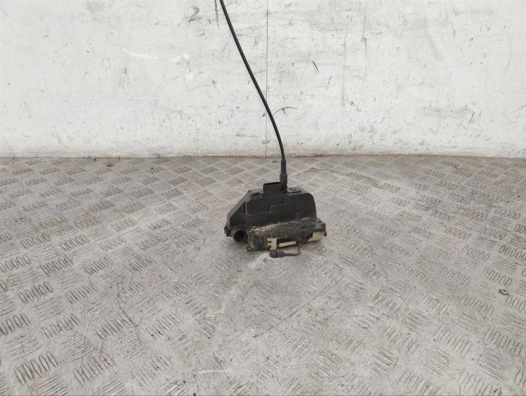 Замок двери передней правой