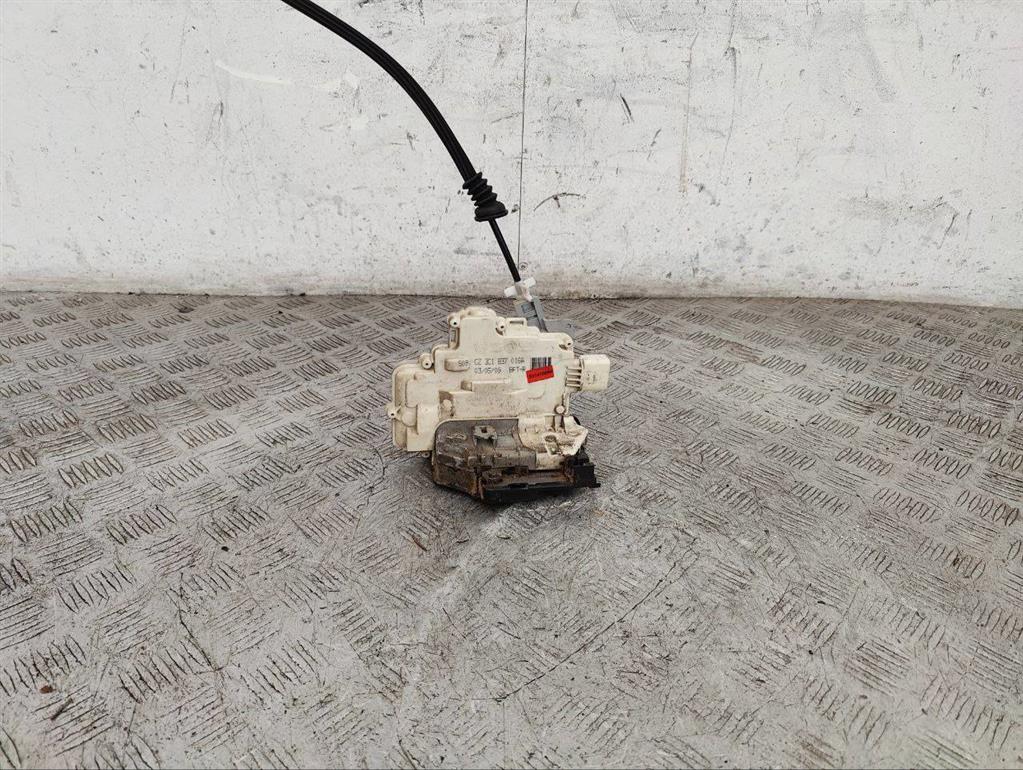 Замок двери передней правой