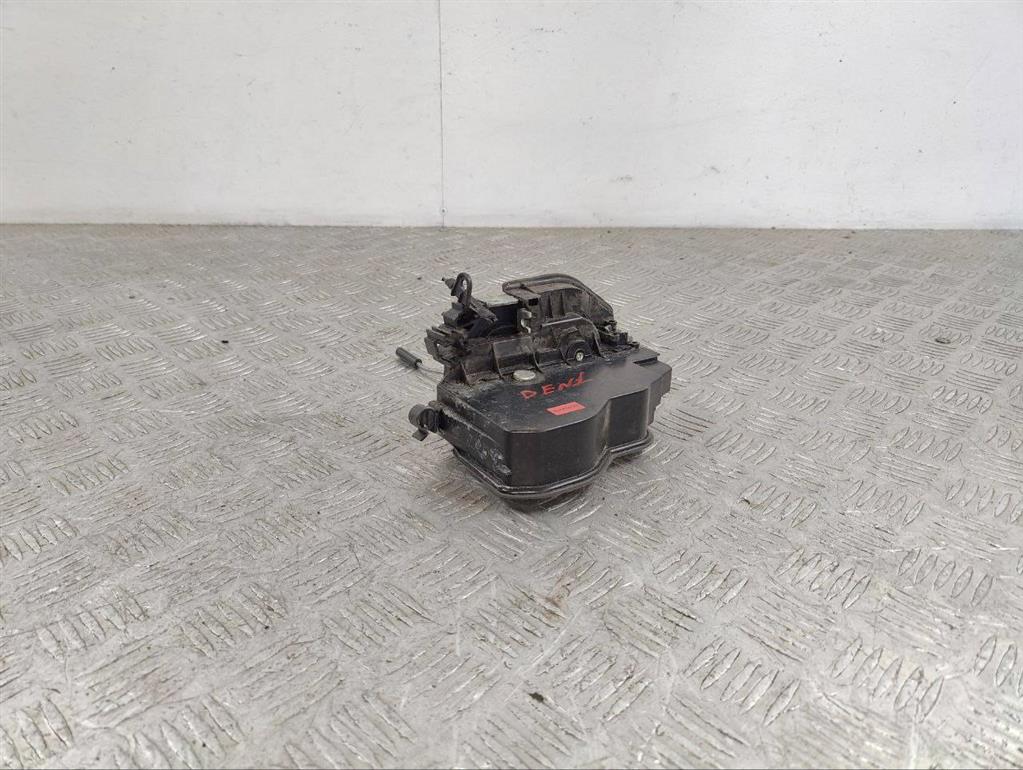 Замок двери передней правой