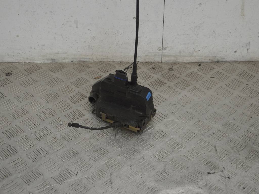 Замок двери передней правой