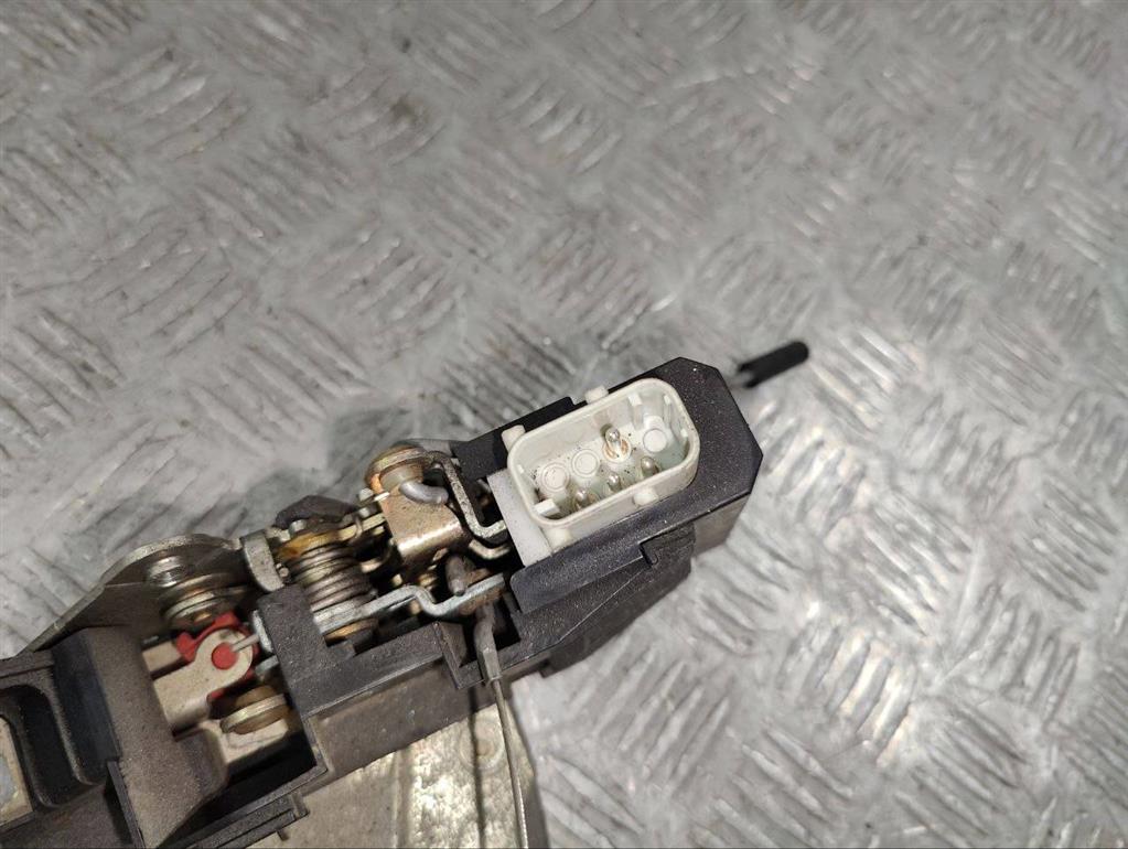 Замок двери задней левой