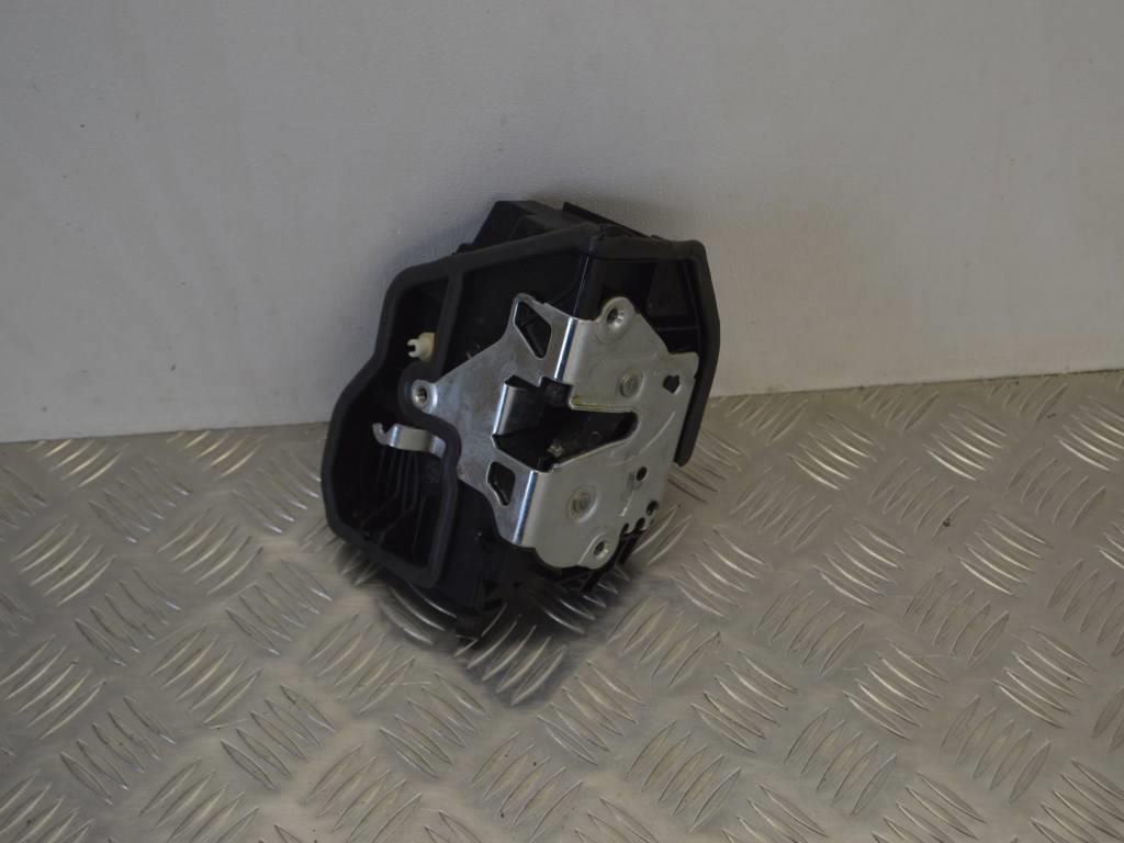 Замок двери задней левой