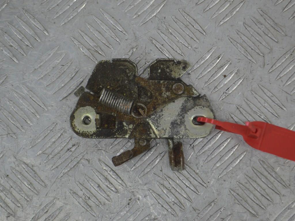 Замок капота