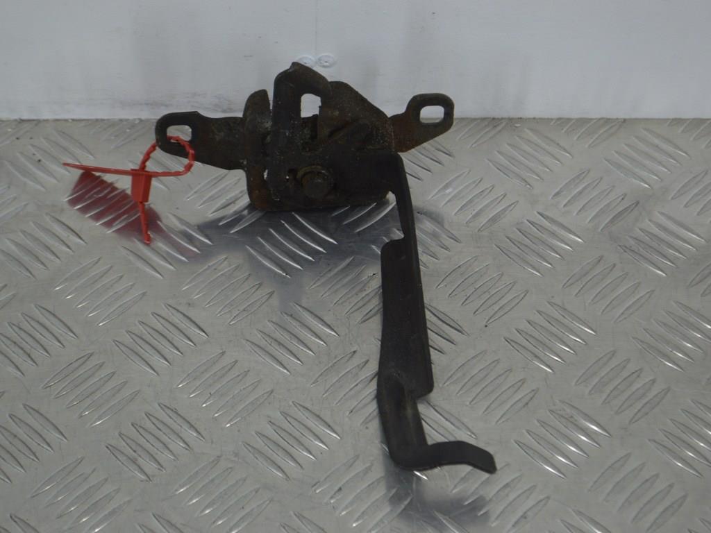 Замок капота