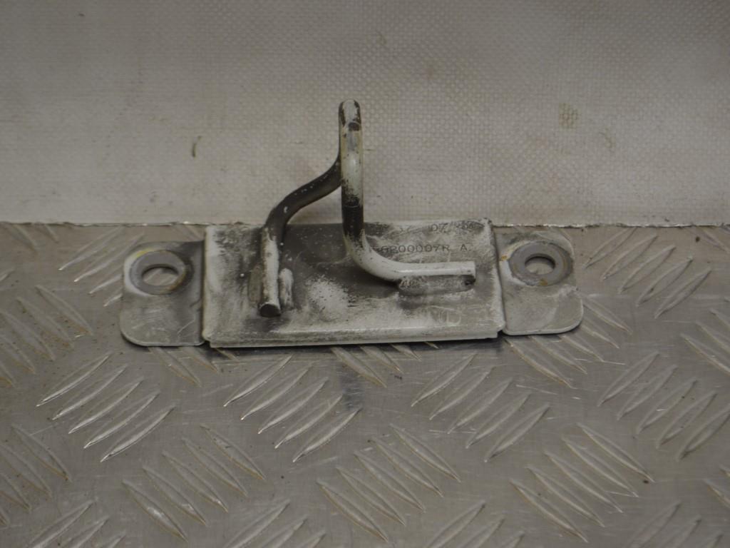 Замок капота