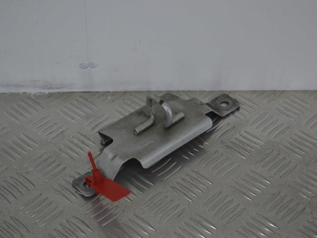 Замок капота