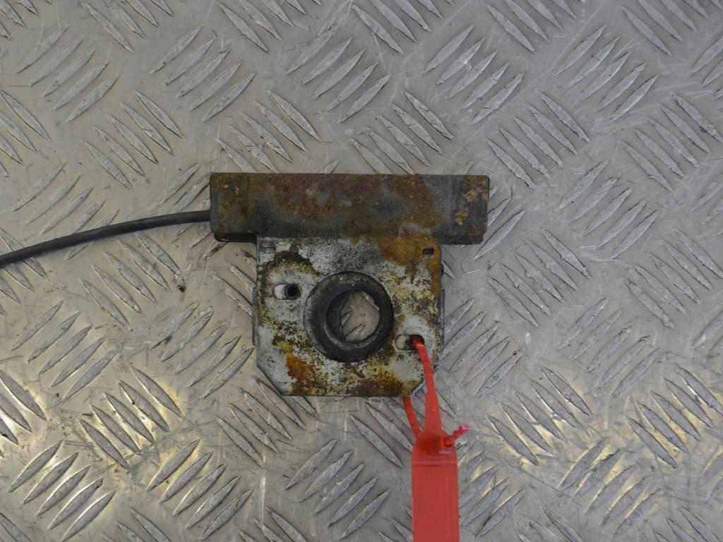 Замок капота