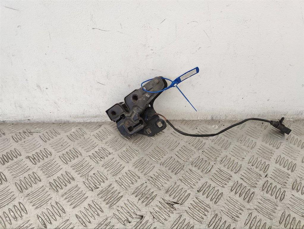 Замок капота