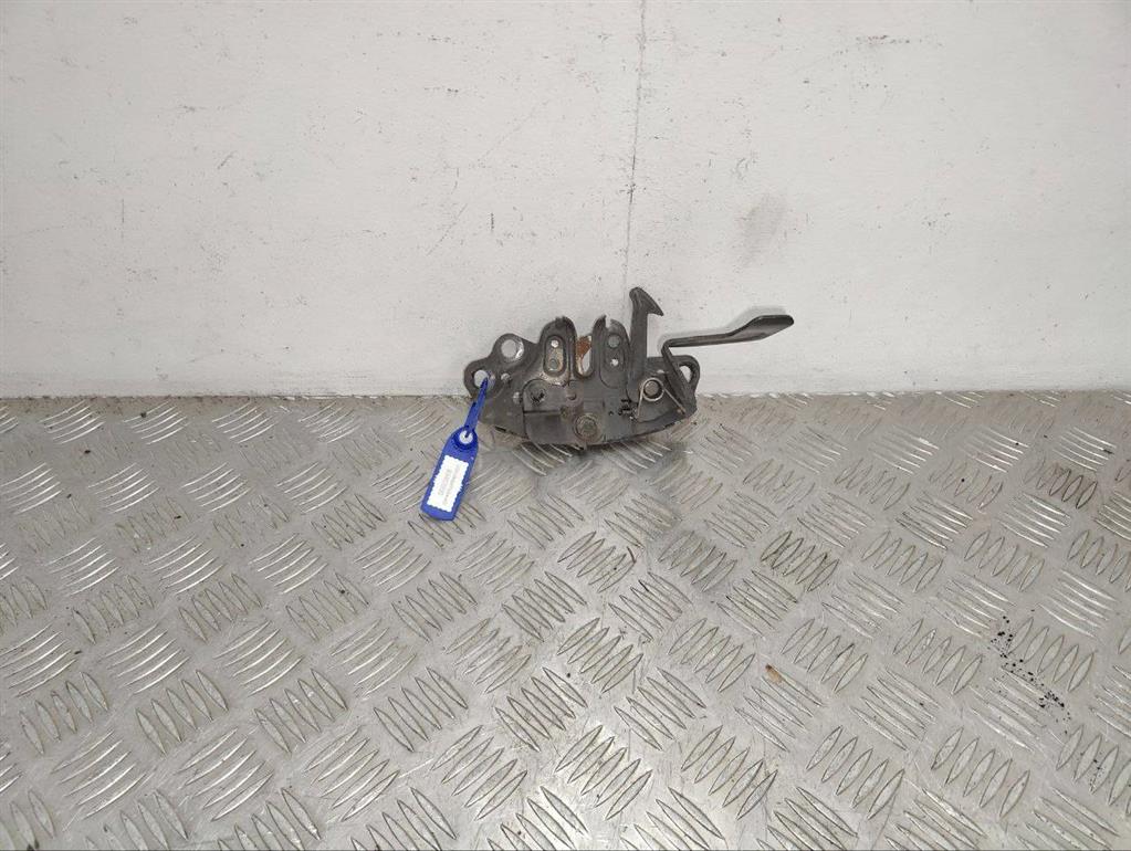 Замок капота