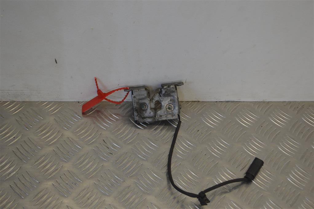 Замок капота