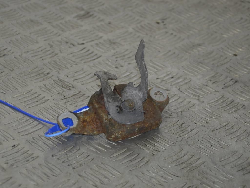 Замок капота