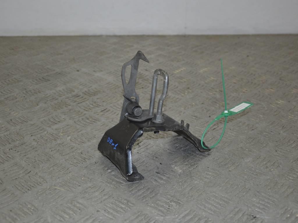 Замок капота