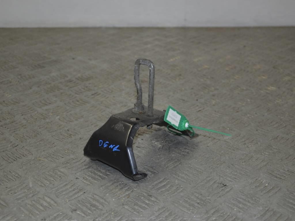 Замок капота