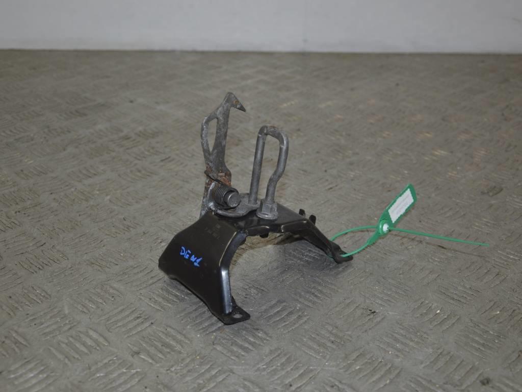 Замок капота