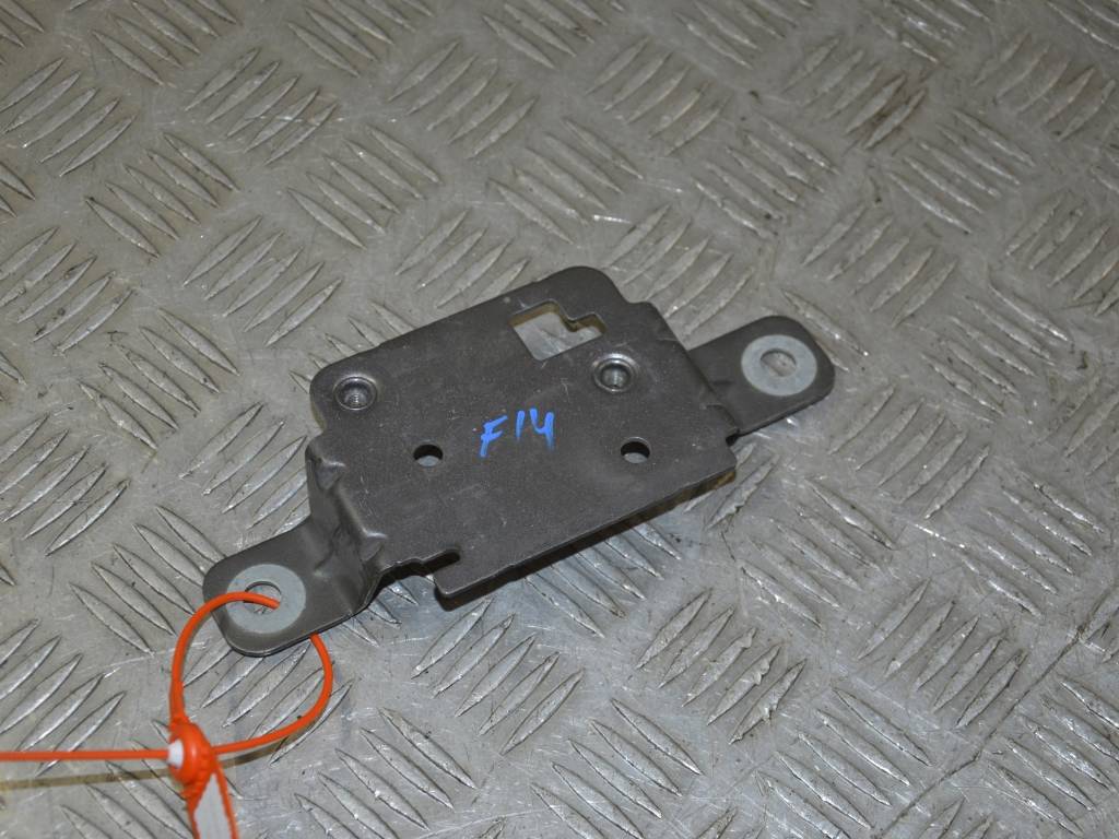 Замок капота