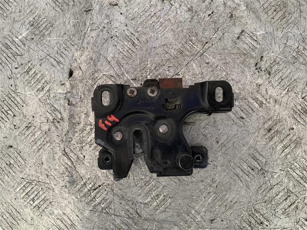 Замок капота