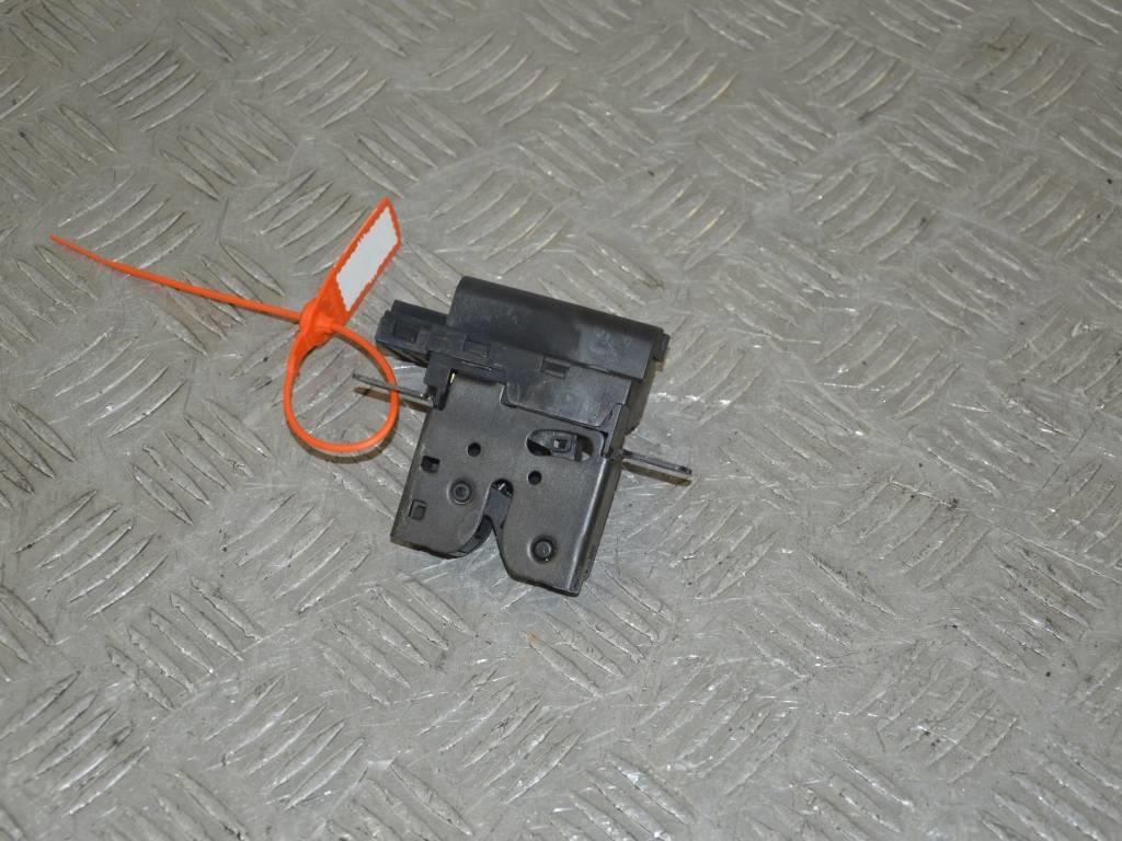 Замок стекла двери багажника